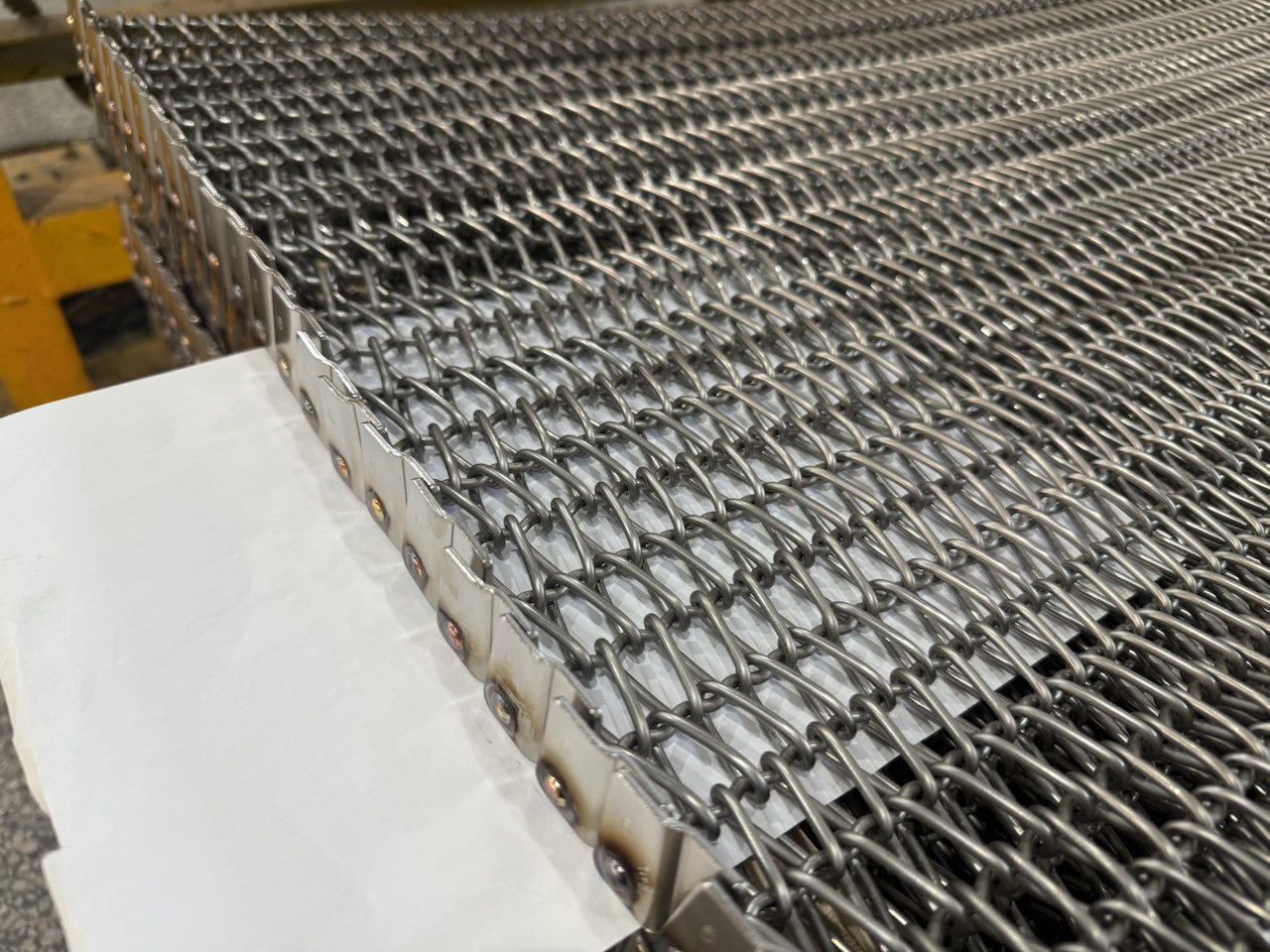 破解燒結(jié)爐網(wǎng)帶損耗難題：關(guān)西金屬網(wǎng)邊緣工藝，讓壽命倍增的核心密碼